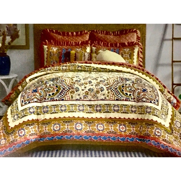 DTUDIO D COMFORTER WITH 2 SHAMS - Picture 3 of 7